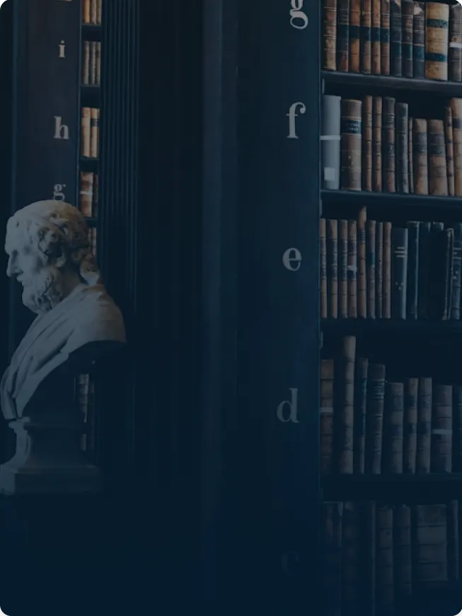 Bücherei mit Statue – Symbol für rechtliche Durchsetzung Ihrer Steuerersparnis